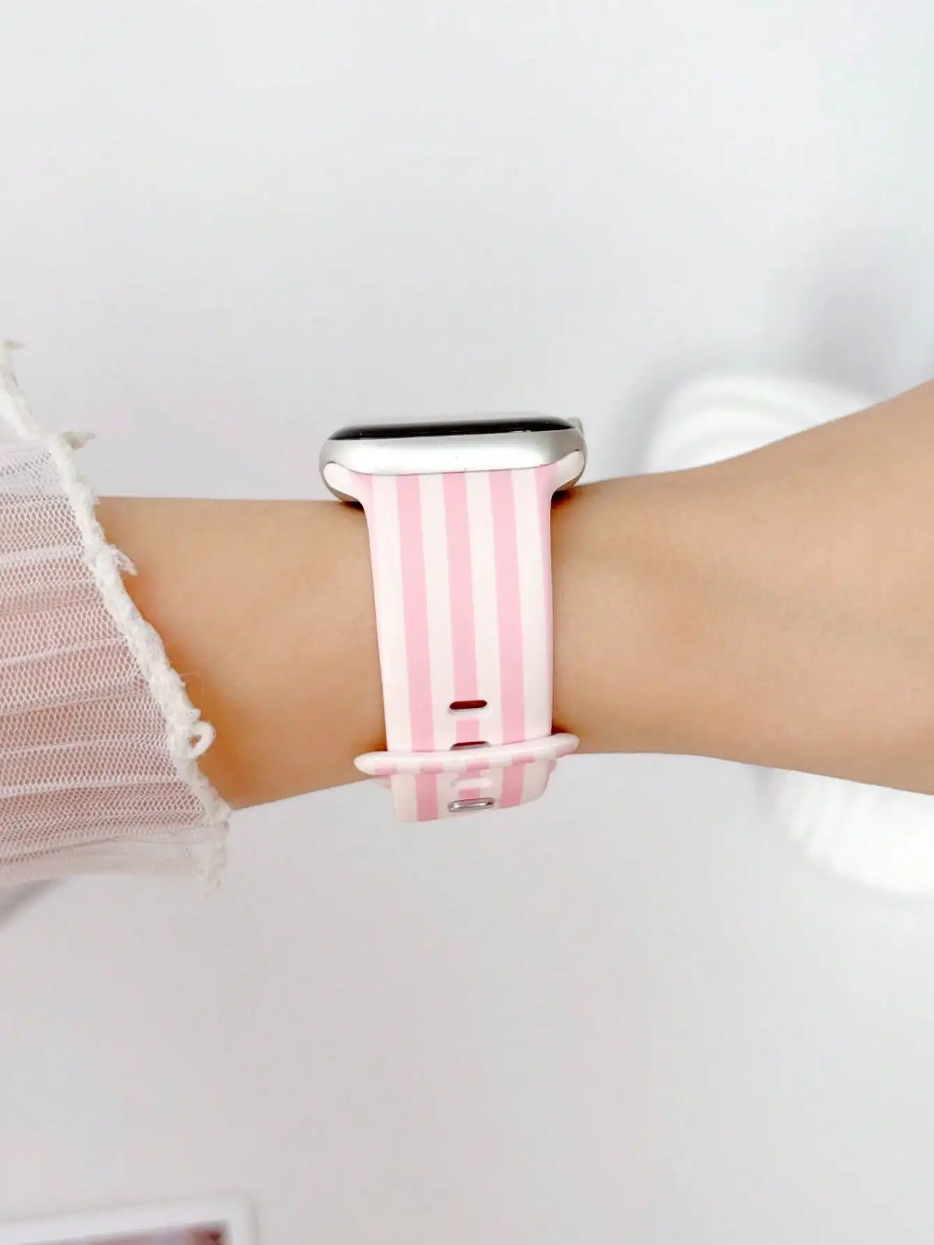 1pc White & Pink Striped Patte - Silicone Sport Band 评论和价格